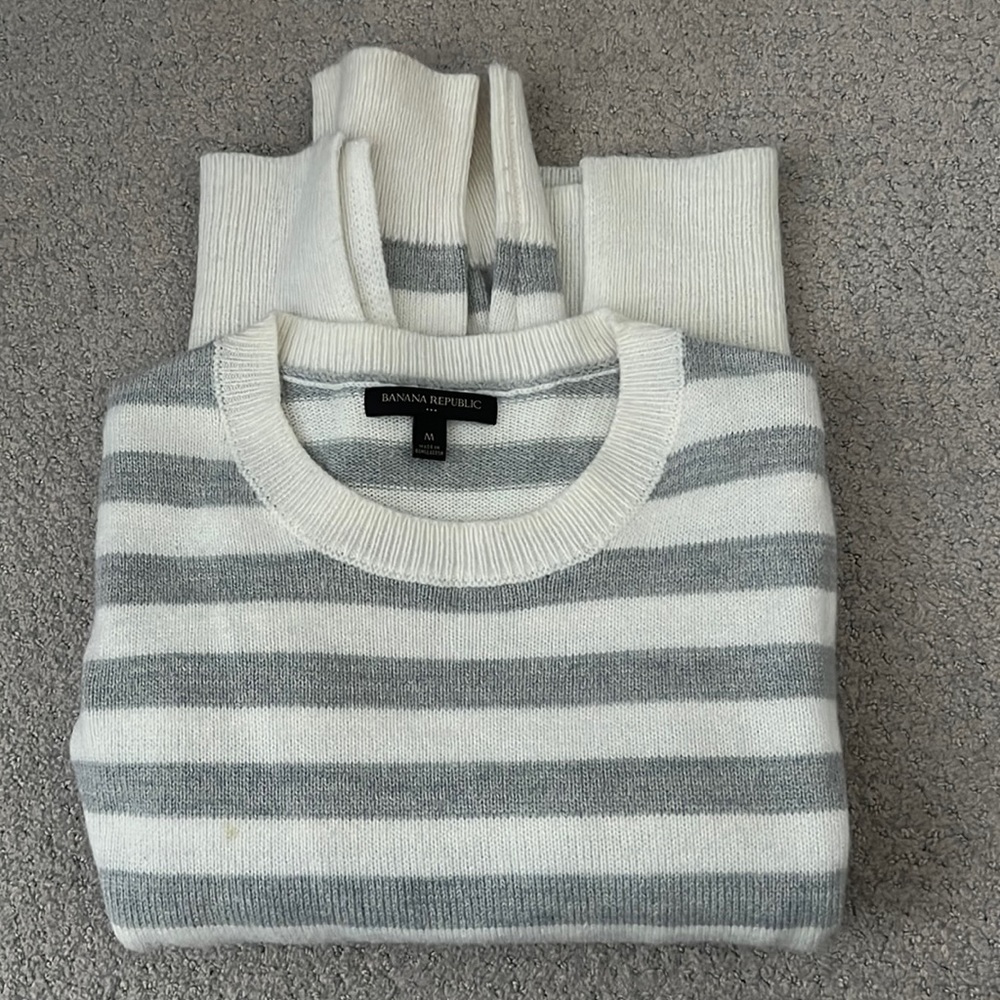 Banana Republic crew neck light gray ivory stripes sweater Sz m